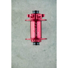 TUNE, Front-Nabe, 6 Loch Bremsaufnahme, 15x100mm, 32 Speichenlöcher, rot, mit Retro Logo